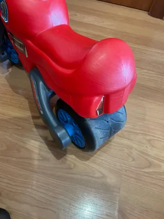 Moto correpasillos roja y gris