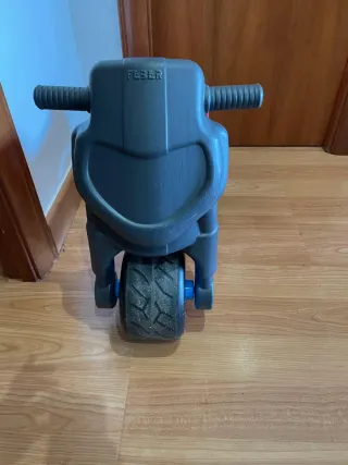 Moto correpasillos roja y gris