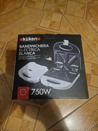Sandwichera Eléctrica Kuken Blanca 750W