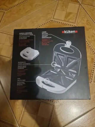 Sandwichera Eléctrica Kuken Blanca 750W