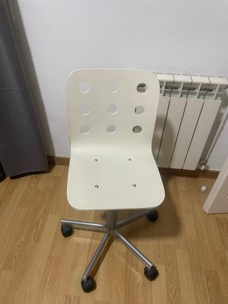Silla de escritorio blanca con ruedas