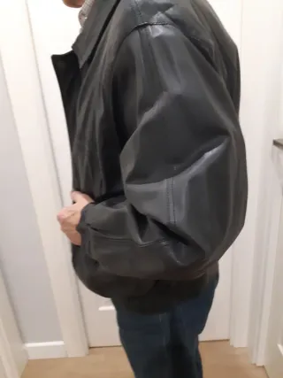 Cazadora de piel negra