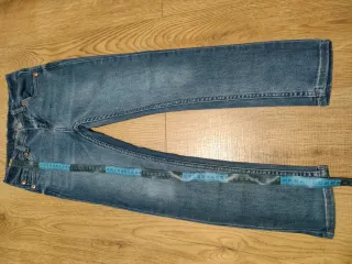 Pantalones vaqueros azules. Cintura ajustable.