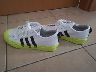 Scarpe Adidas bianche e gialle mai usate