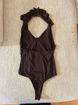 Body con espalda abierta y escote.