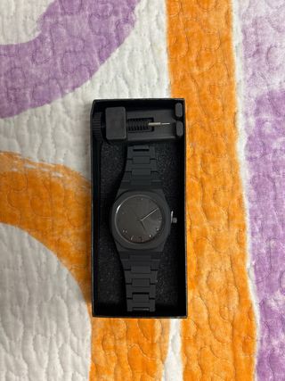 Reloj minimalista negro