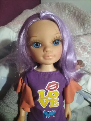 Muñeca Nancy morada con estampado LOVE