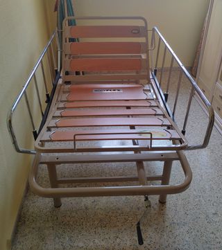 CAMA ARTICULADA CON BARANDILLAS DE PROTECCIÓN