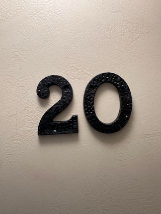 Números de puerta de forja: 2 y 0