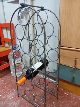 Botellero de metal negro