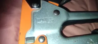 Grapadora TOBi para tapetas de puerta