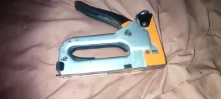 Grapadora TOBi para tapetas de puerta