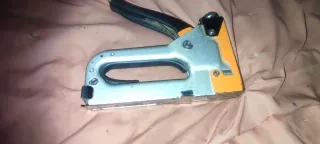 Grapadora TOBi para tapetas de puerta