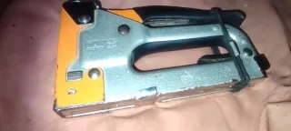 Grapadora TOBi para tapetas de puerta