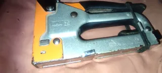 Grapadora TOBi para tapetas de puerta