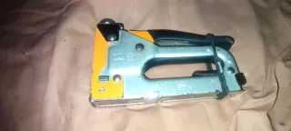Grapadora TOBi para tapetas de puerta