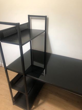 Escritorio cristal-metal + silla con ruedas negra