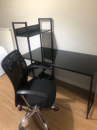 Escritorio cristal-metal + silla con ruedas negra