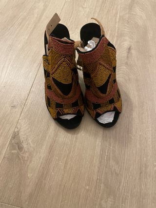 Sandalias de tacón bordadas