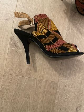 Sandalias de tacón bordadas