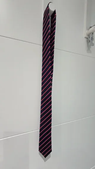 Corbata niño rayas azul y roja. Mide 138 cm.