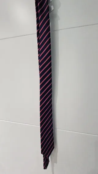 Corbata niño rayas azul y roja. Mide 138 cm.