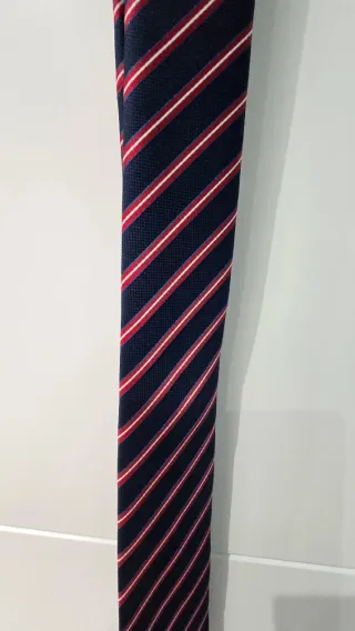 Corbata niño rayas azul y roja. Mide 138 cm.