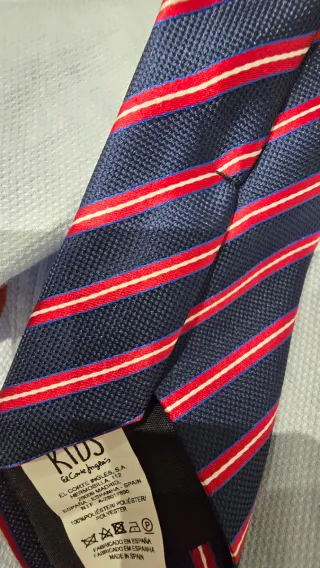 Corbata niño rayas azul y roja. Mide 138 cm.