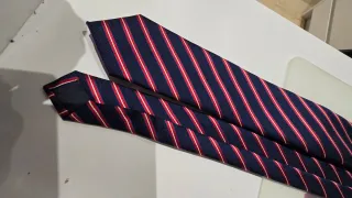 Corbata niño rayas azul y roja. Mide 138 cm.