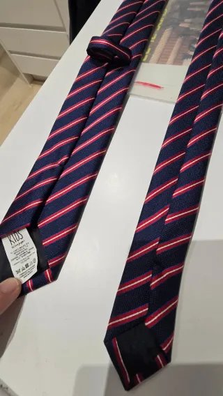 Corbata niño rayas azul y roja. Mide 138 cm.