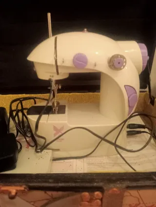 Máquina de coser blanca y morada