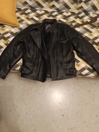 Cazadora de cuero estilo motero