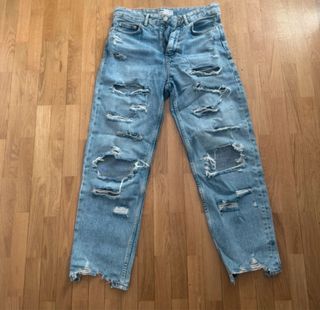 Pantalones vaqueros rotos desgastados