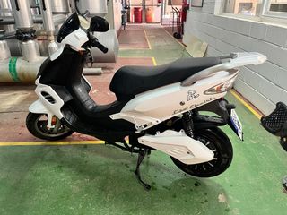 Moto Eléctrica Scooter Blanca de 125