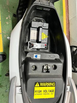 Moto Eléctrica Scooter Blanca de 125