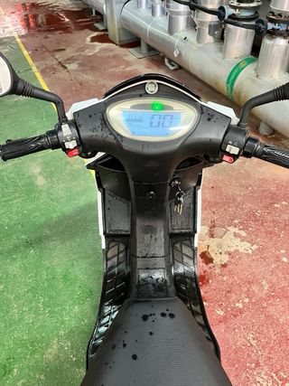 Moto Eléctrica Scooter Blanca de 125