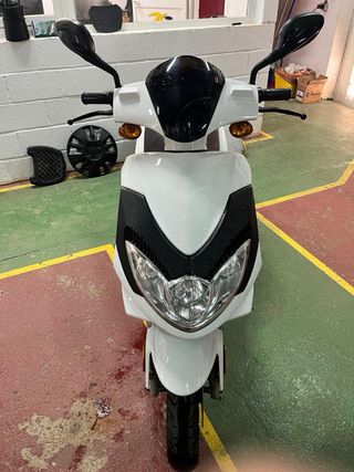 Moto Eléctrica Scooter Blanca de 125