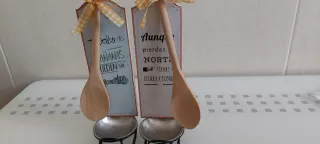 Nº 064.- Cuchara de madera con soporte