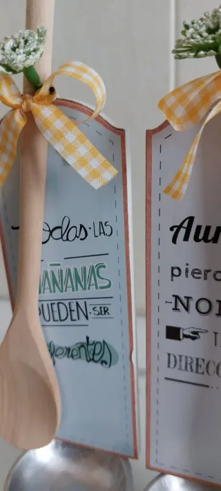 Nº 064.- Cuchara de madera con soporte