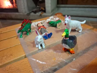 Figuras variadas pintadas a mano al detalle.