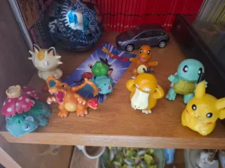 Figuras variadas pintadas a mano al detalle.