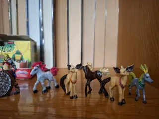 Figuras variadas pintadas a mano al detalle.