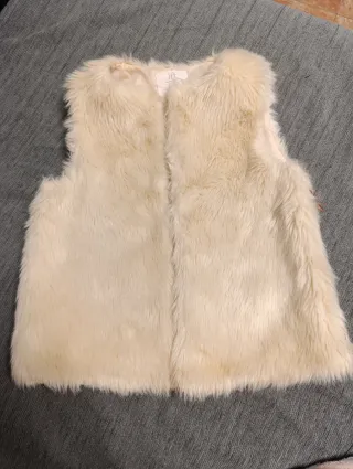 Chaleco pelo niña beige T. M (40x40cm)