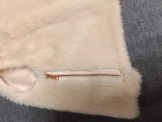 Chaleco pelo niña beige T. M (40x40cm)