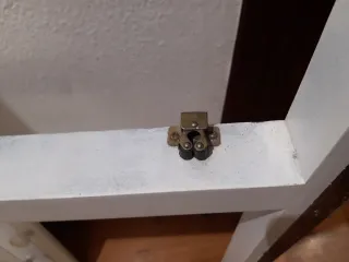 Marco de madera con 3 puertas y herrajes. 232X50