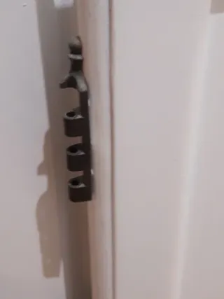 Marco de madera con 3 puertas y herrajes. 232X50