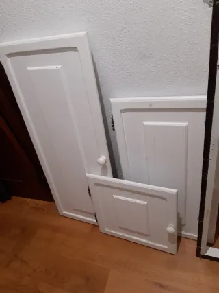 Marco de madera con 3 puertas y herrajes. 232X50