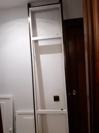 Marco de madera con 3 puertas y herrajes. 232X50