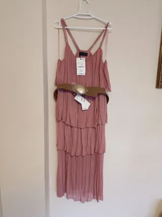 Vestido midi plisado rosa