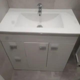Mueble de baño blanco con Lavabo